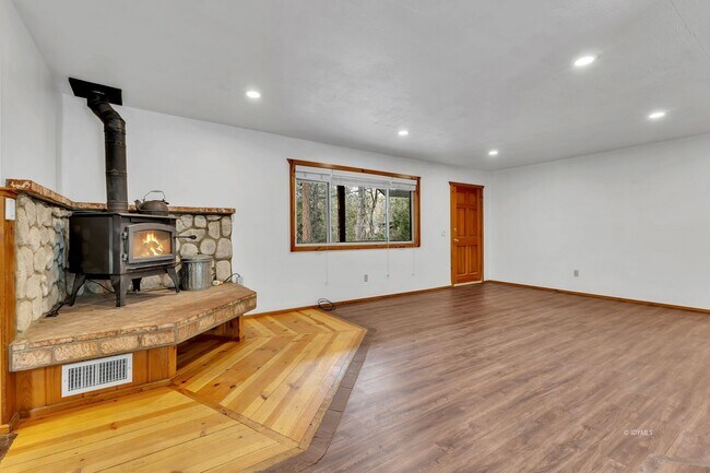 Building Photo - Mountain Lodge Home 1 Mile Away from the C...