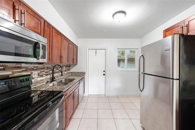 Building Photo - 849 SW 9th Ct