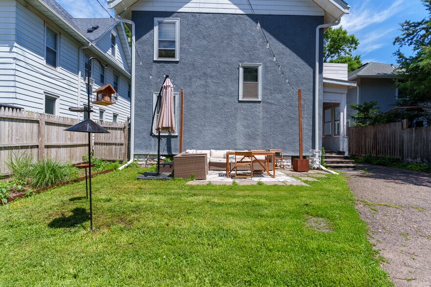 Building Photo - 824 5th St NE