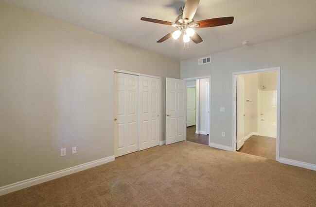 Building Photo - Upgraded Northwest 1 Bedroom Condo with At...