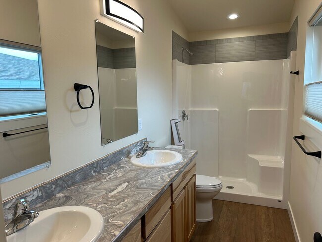 Building Photo - 2Br 2Full Baths and 2 walk in closets-privacy and space. Move in special $500 off first full mont...