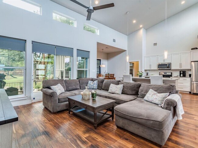 Building Photo - 17215 Oak Cliff Cir