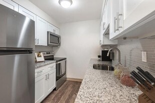Building Photo - Crossroads Apartment and Townhomes