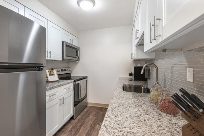 Building Photo - Crossroads Apartment and Townhomes