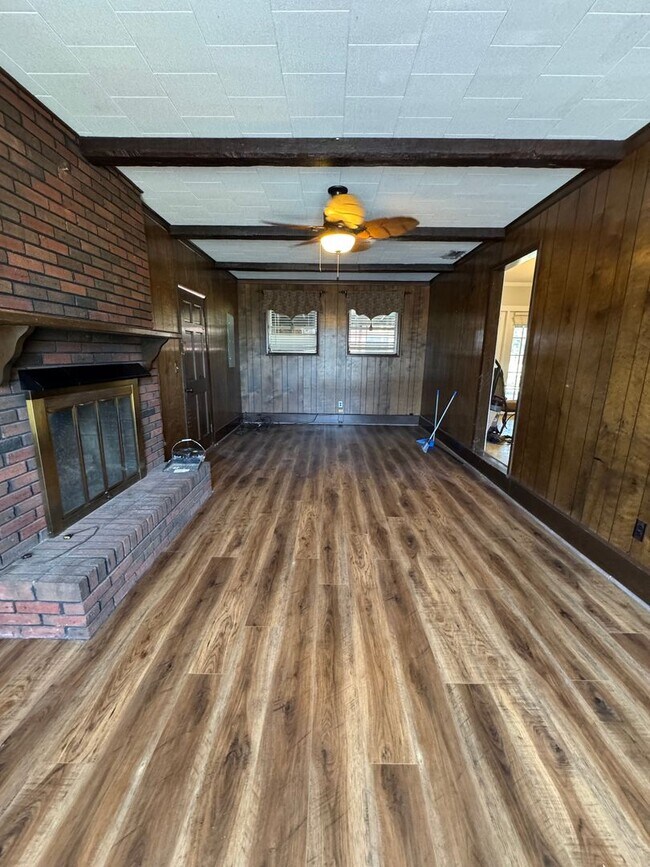 Building Photo - Nice Brick 1/1 with bonus rooms in Silver ...