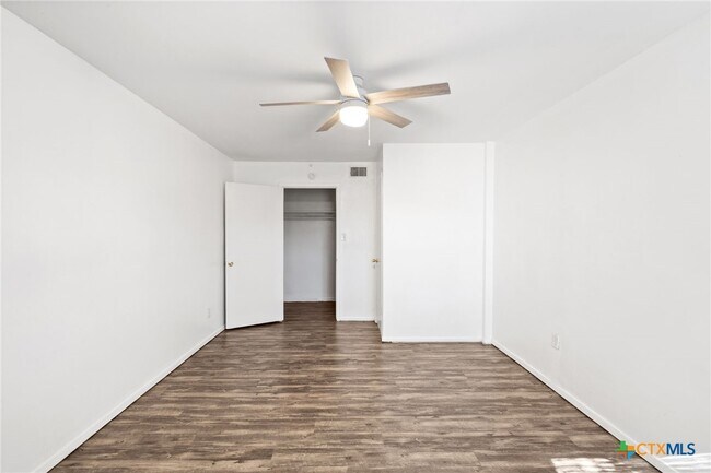Building Photo - 322 Oakwood Loop