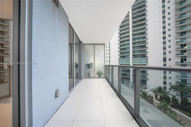 Building Photo - 1300 Brickell Bay Dr
