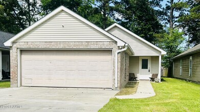 Building Photo - 18012 Woodhaven Dr