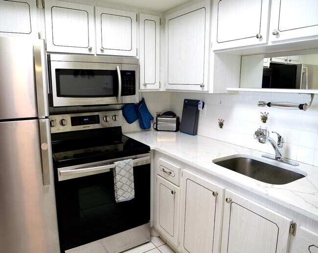 Building Photo - 2929 SE Ocean Blvd