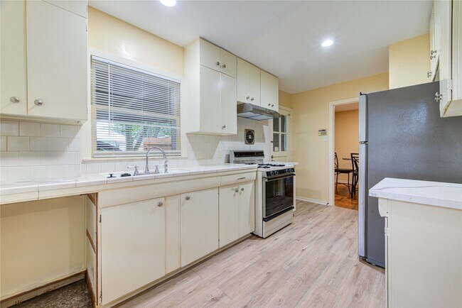 Building Photo - 4046 Woodfin St