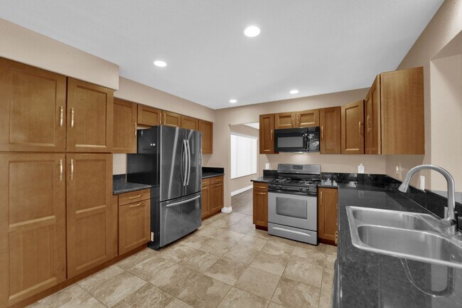 Building Photo - Beautiful 4 bed/ 3 bath POOL Home For Rent