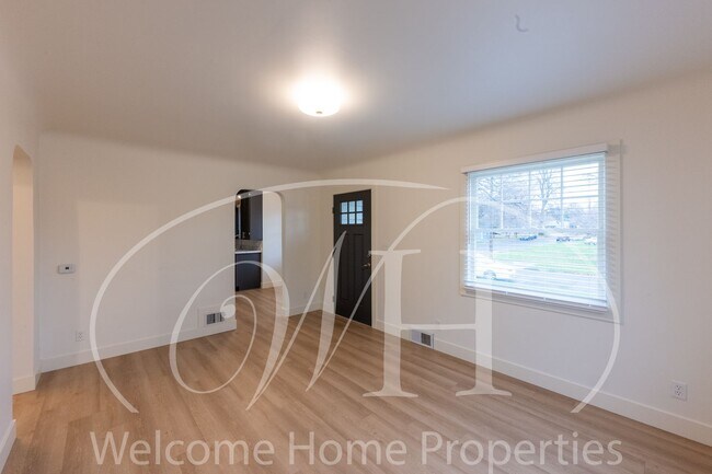 Building Photo - 427 E Pine St