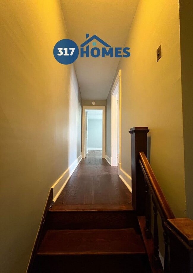 Building Photo - Lovely 2 Bedroom Duplex