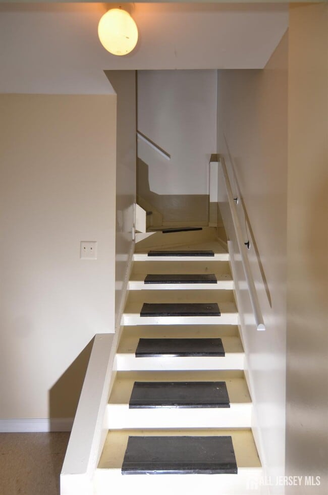 Building Photo - 202 Hidden Village Dr