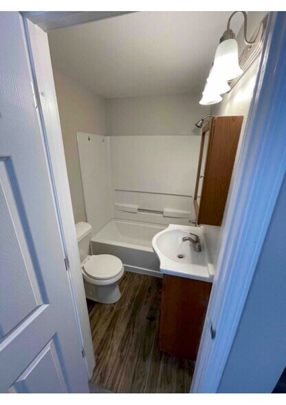 Building Photo - 576 High St NE