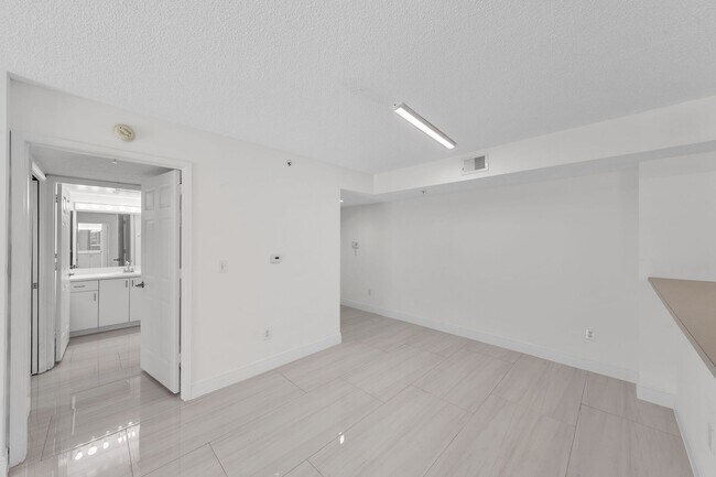 Building Photo - ANNUAL UNFURNISHED 2/2 IN NAPLES!!