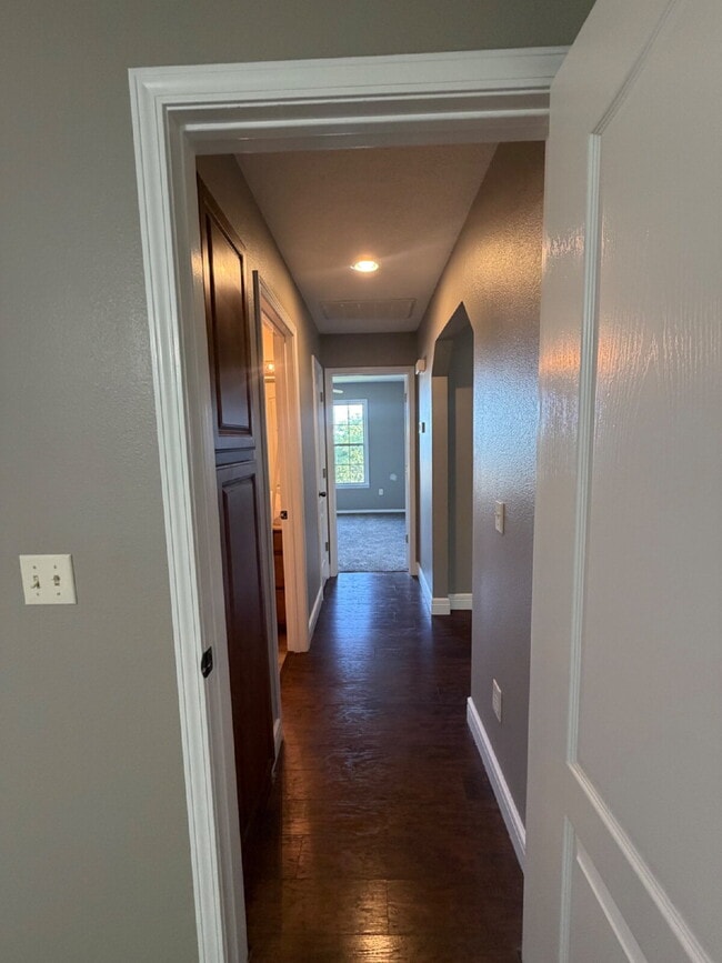 Building Photo - 4 Bedroom / 3 Bath - Horizon Hills / Meadow Ridge (Near Branson school district)