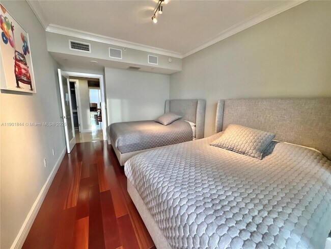 Building Photo - 17875 Collins Ave