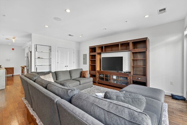 Building Photo - Sophisticated, Beautifully Furnished 2br/2...