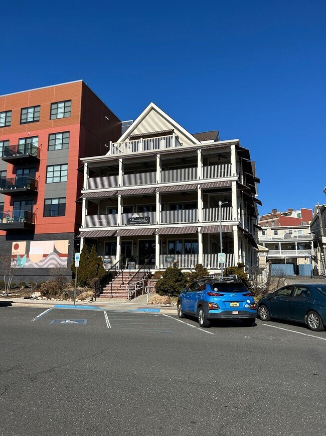 Building Photo - Gorgeous 3 bedroom 1 1/2 bathroom Single F...