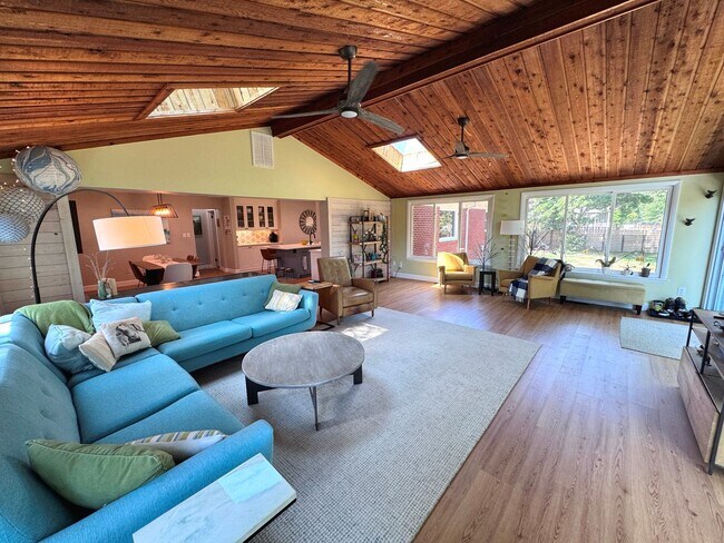 Building Photo - Lakefront Great Neck Home! 4/2.5 brick ranch in lovely Southern Point