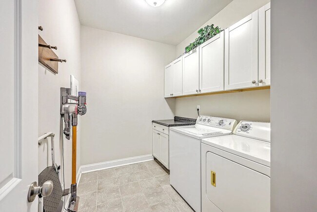 Building Photo - 4 Bedroom 3.5 Bath House in St. Johns Lake - Johns Island