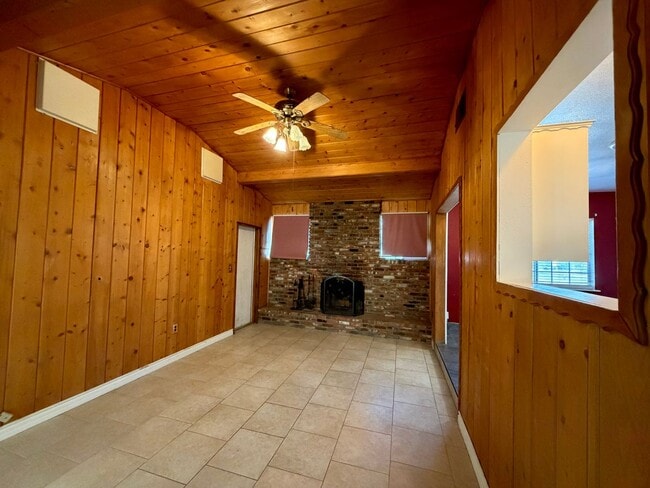 Building Photo - 3 Bedroom 2 Bathroom House on Corner Lot with 2 Car Garage Locate din Irwin Estates