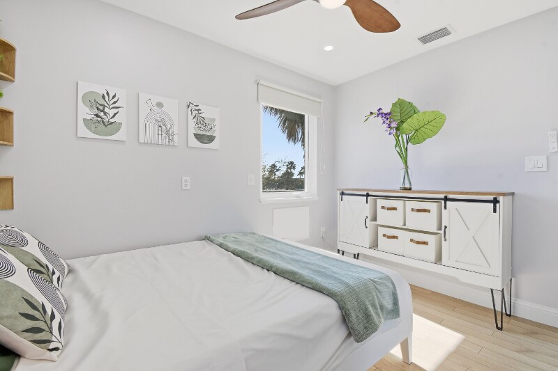 Building Photo - 3114 Dupont St S