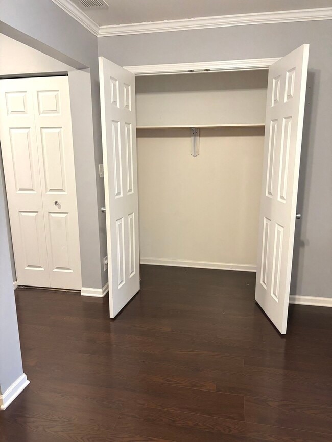 Building Photo - 549 Springbrook Trail N