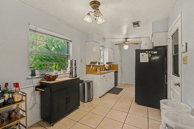 Building Photo - 5304 Westhaven Dr