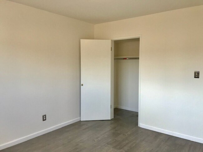 Building Photo - 539 E Hyde Park Pl