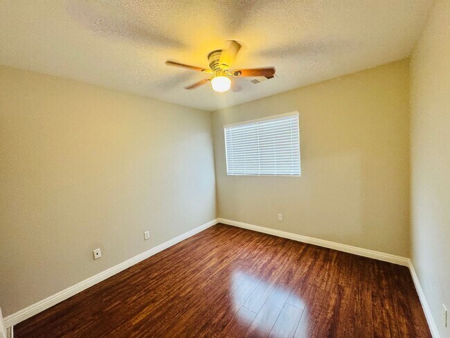 Building Photo - 4 Bedrooms Home For Rent