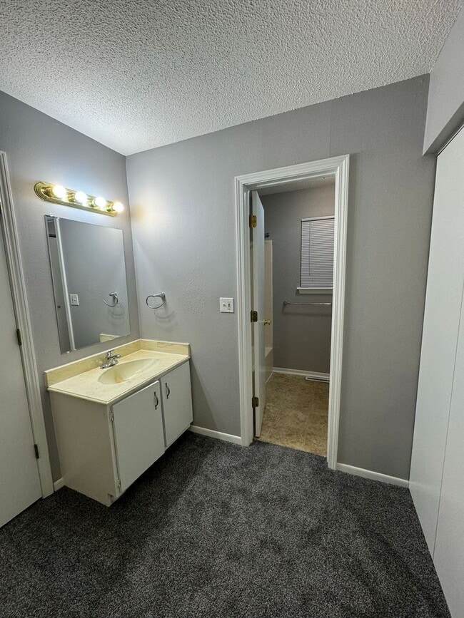 Building Photo - Coming Soon! Spacious Split-Level Duplex in Lee’s Summit