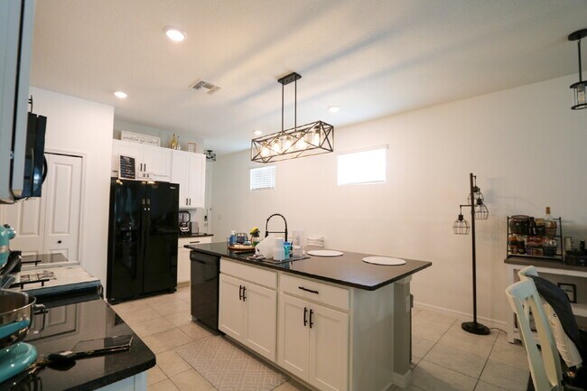 Building Photo - Stunning 4-Bedroom Home in South Fork with...