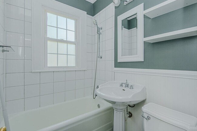 Building Photo - 3 Bed-2 Bath Bungalow in Burlington available  JULY