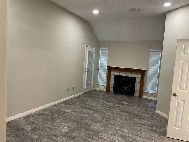 Building Photo - 2215 Mill Creek Dr
