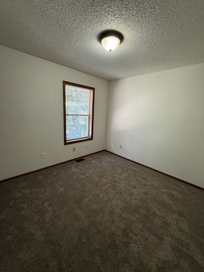 Building Photo - 6840 Delmonico Dr