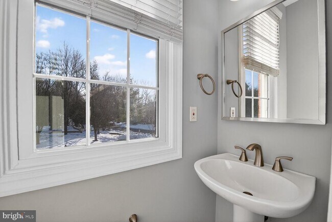 Building Photo - 8110 Meadow Springs Ct