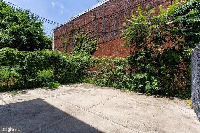 Building Photo - 2103 E Chelten Ave