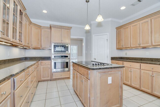 Building Photo - Large House on 3.5 Acres in Harlem
