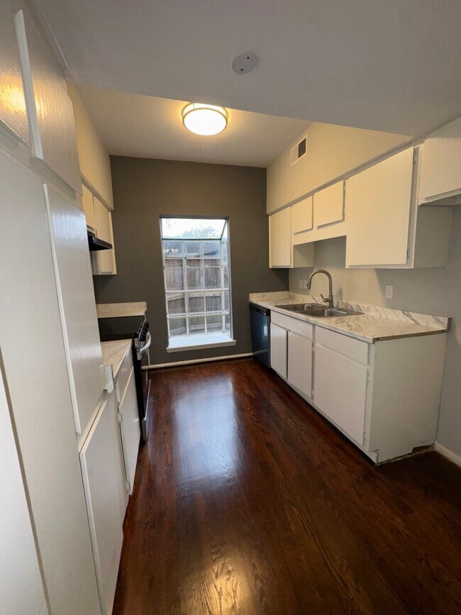 Building Photo - 9809 Richmond Ave.