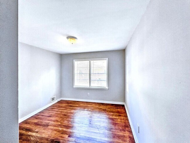 Building Photo - 1601 1st St S