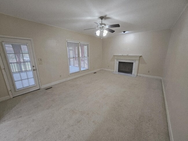 Building Photo - 208 E Bend Ct