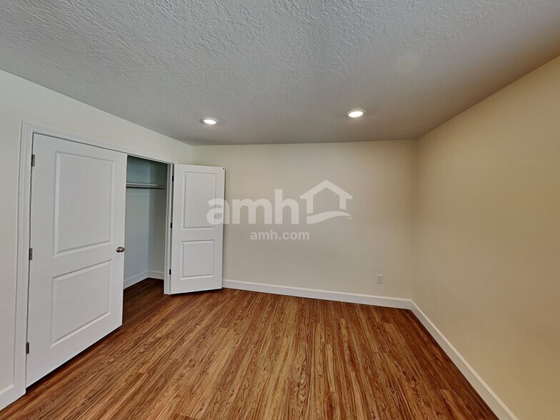 Building Photo - 2422 E Tumbleweed Rd