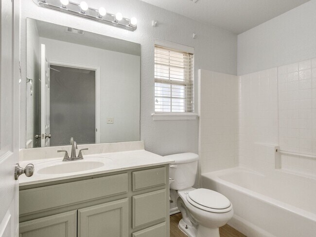 Building Photo - Updated Home + North Edmond + 4 Bedrooms