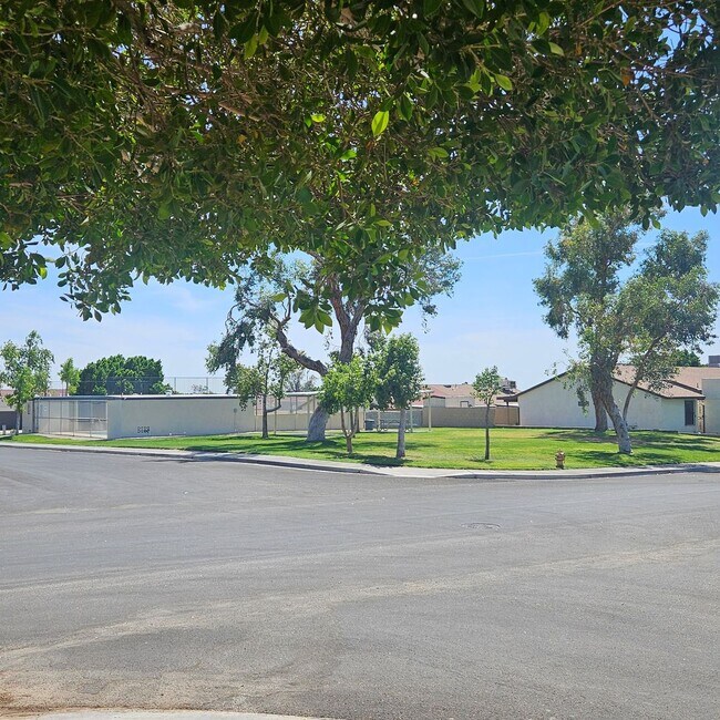 Building Photo - 3 bedroom corner unit for rent