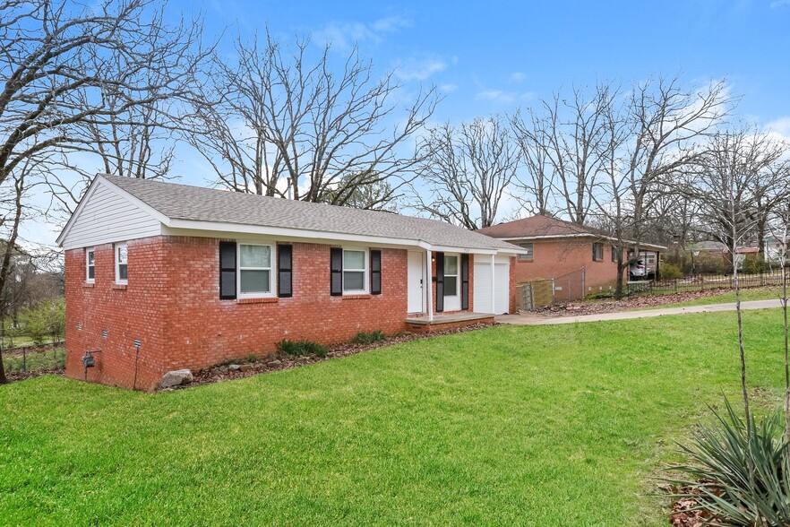 Building Photo - 922 W 54th St