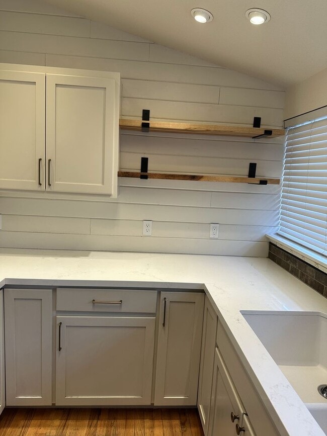 Building Photo - 4 Bed 1.5 Bath House