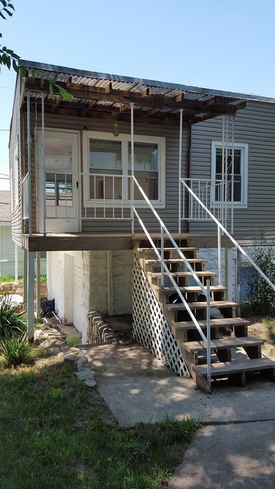 Building Photo - TWO BEDROOM HOME WITH GARAGE