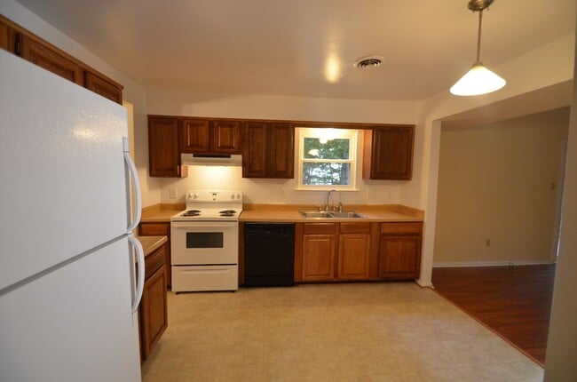Building Photo - Spacious Yorktown Gem with New Flooring & ...